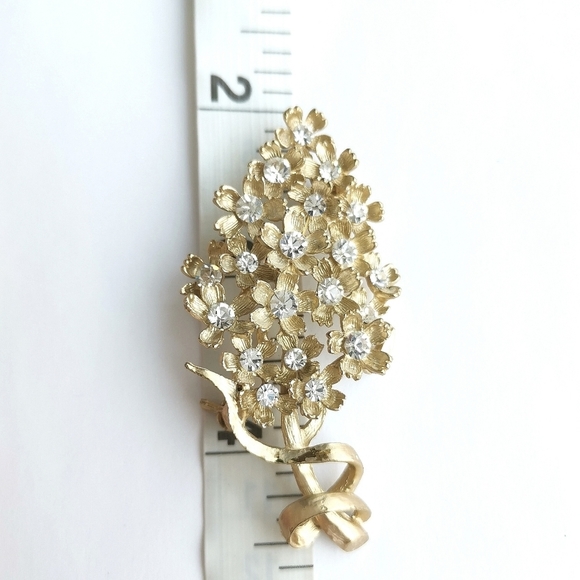 Vintage Lilac blossom flower brooch pin in crystal gold tone - Picture 4 of 5